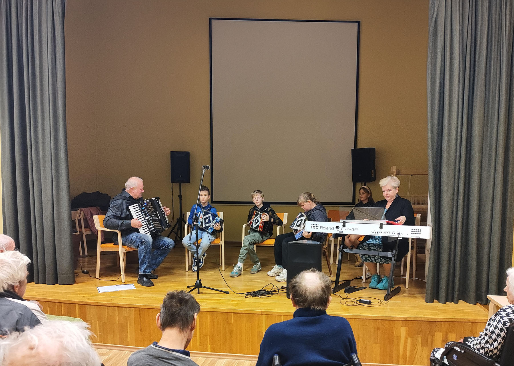 Muusikat ja pillimängu pakkuvad sündmused on Südamekodu rahva seas alati au sees. Foto: VÄRSKA SÜDAMEKODU Muusikat ja pillimängu pakkuvad sündmused on Südamekodu rahva seas alati au sees. Foto: VÄRSKA SÜDAMEKODU